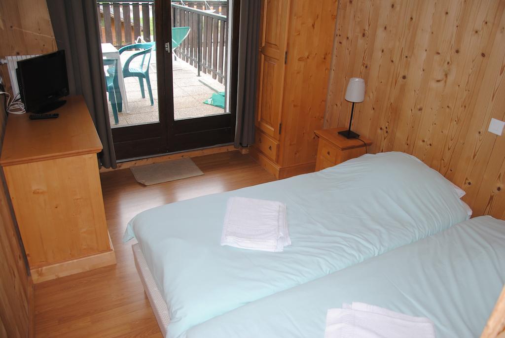 Hotel Les Combelles Châtel Habitación foto